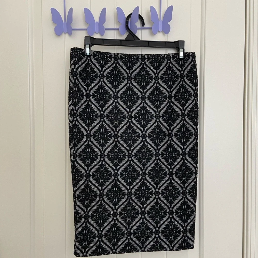 Women’s black lace stretch pull on pencil skirt size 28”‎ waist